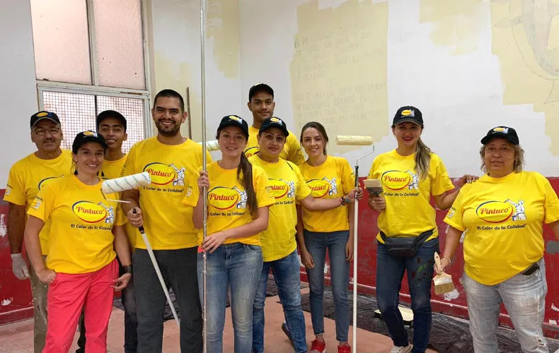 Con nuestra Fundación y voluntarios llevamos el color a instituciones educativas